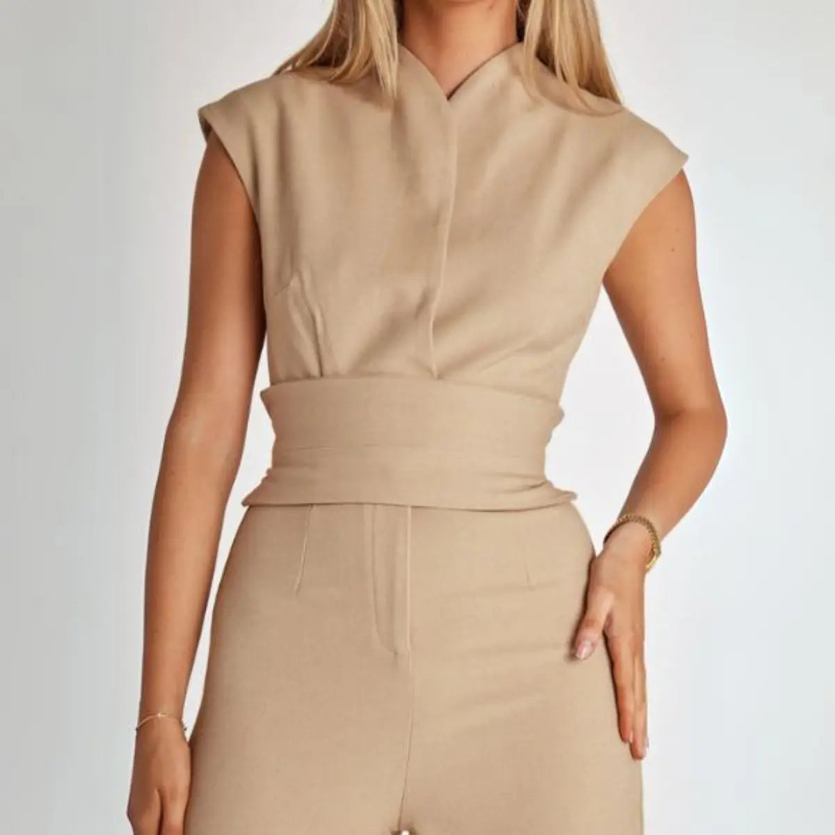 Elegant jumpsuit with Tailored Waist